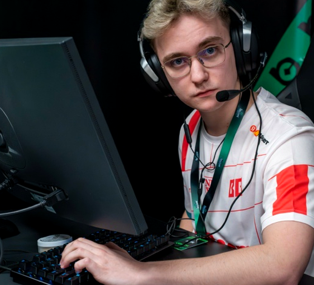Команда готовится к матчам EWC по Counter-Strike 2 на буткемпе