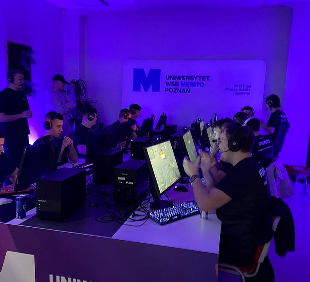 Студенческая команда играет матч по CS2 в LAN-формате