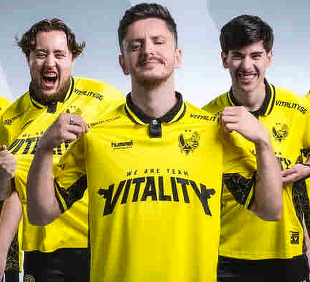 Игроки Team Vitality на сцене турнира CS2