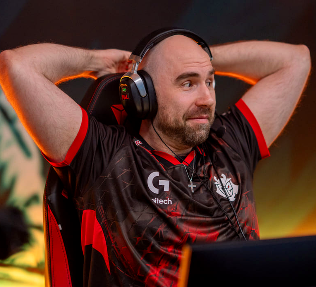 TaZ у игровой зоны на турнире по CS2
