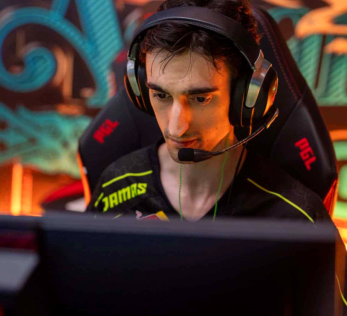 ewjerkz играет матч на LAN-турнире по CS2.