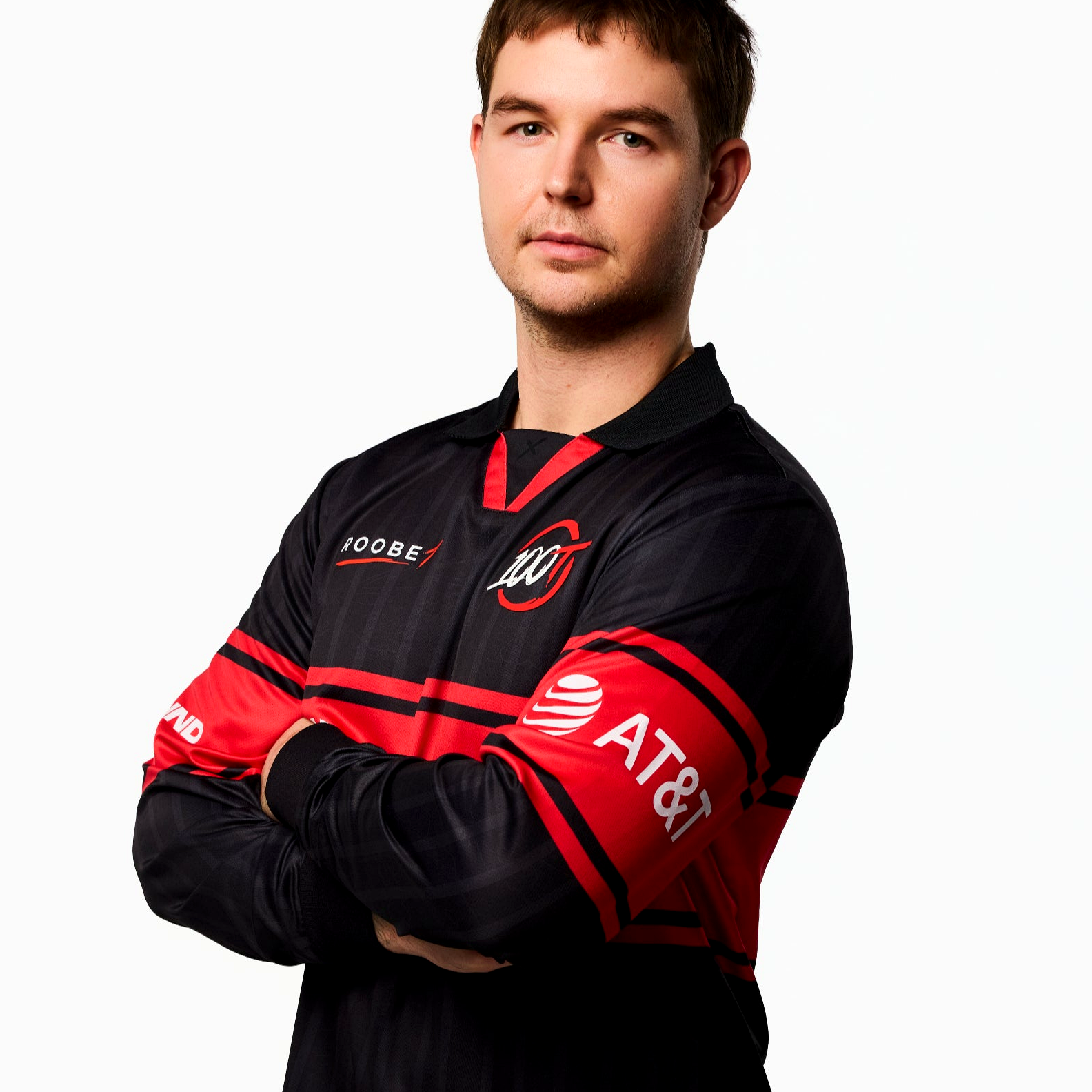 Игроки 100 Thieves во время матча квалификации EWC 2026 по CS2