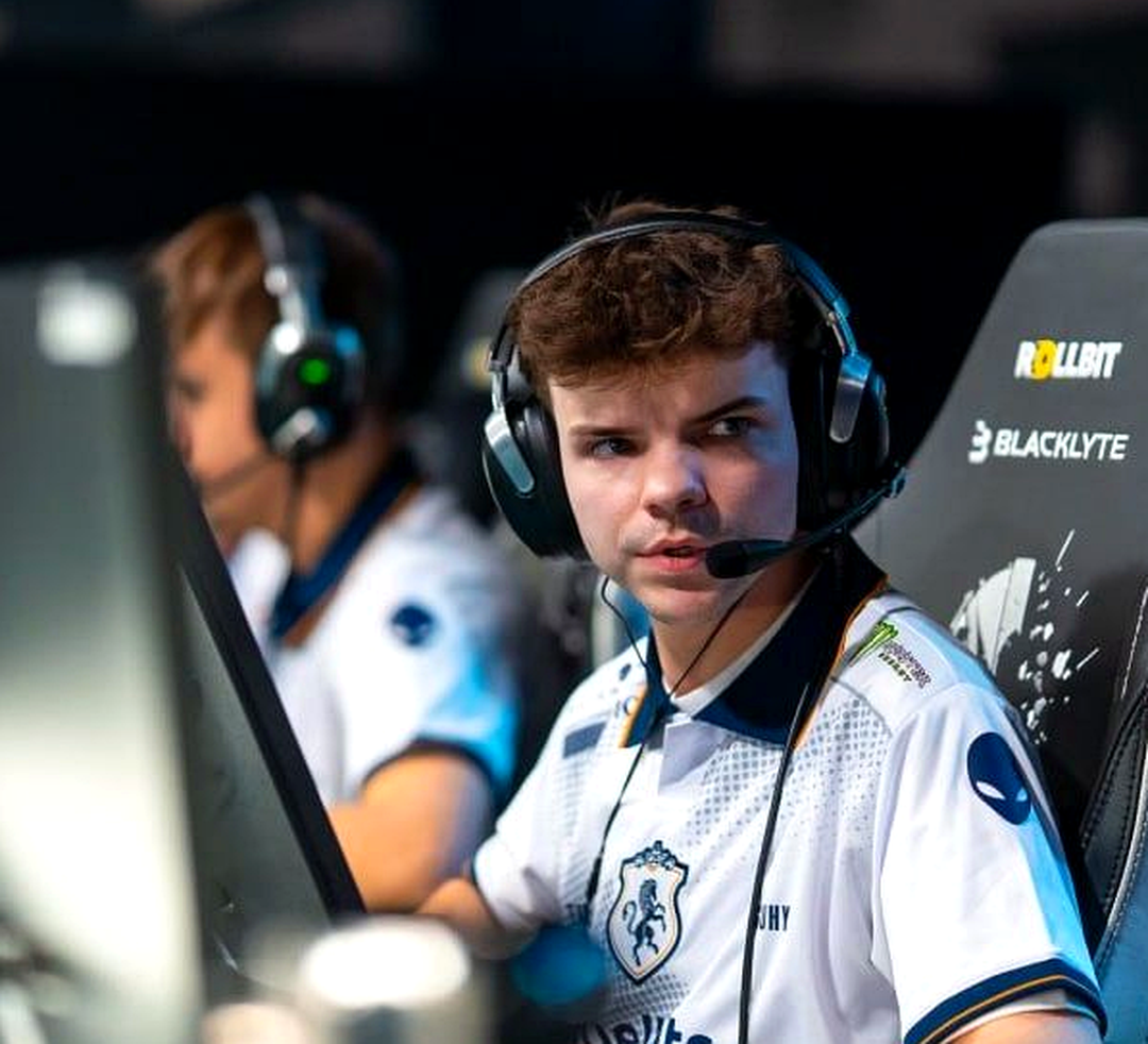 Игроки Team Liquid обсуждают тактику во время матча CS2.