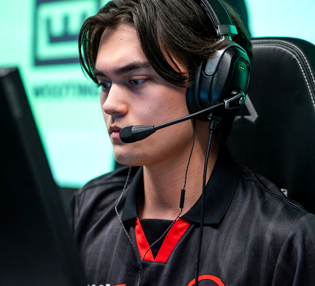 Алекс poiii Нюхольм Сундгрен во время матча 100 Thieves против 1win