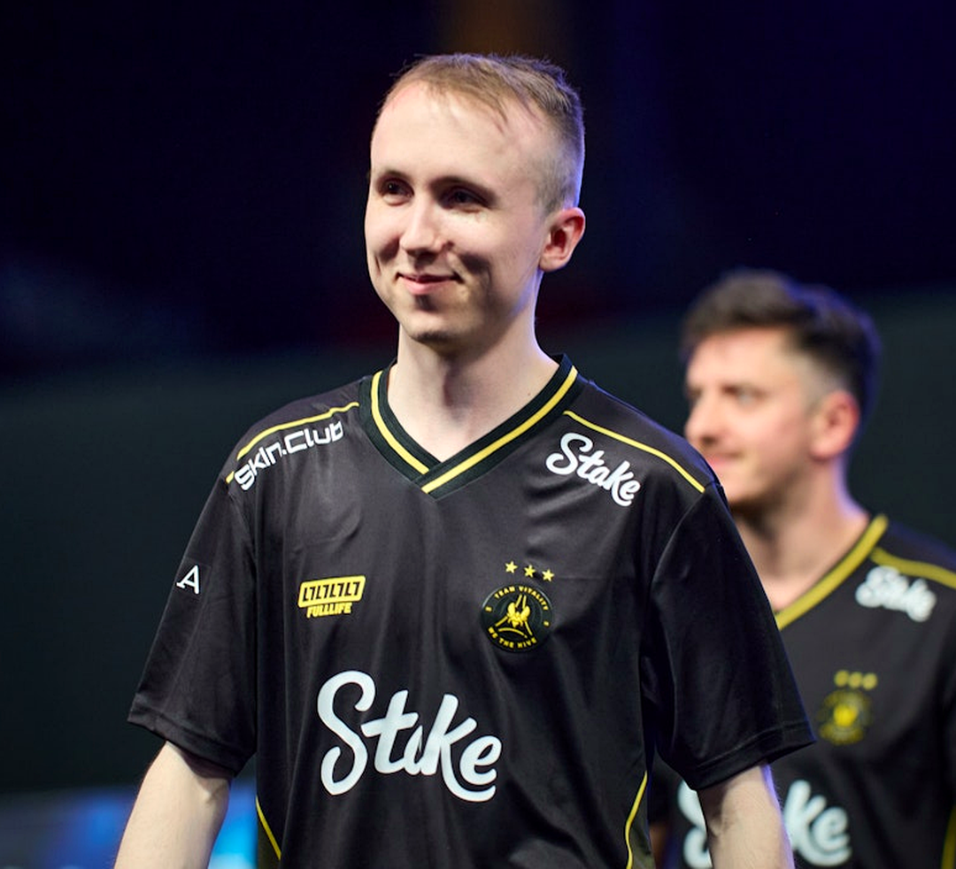 Робин ropz Кул играет за Vitality на сцене турнира CS2