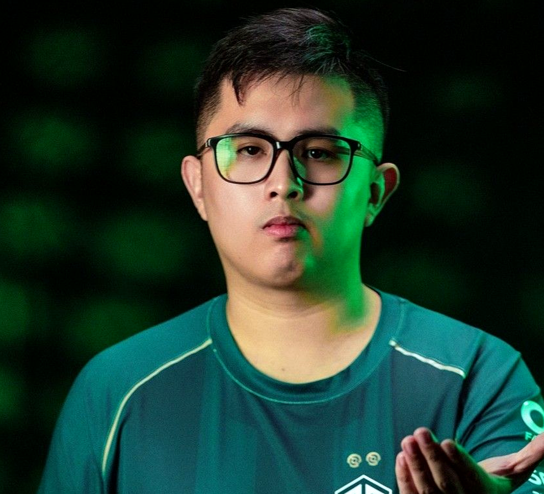 Игроки OG празднуют победу на крупном турнире Dota 2.