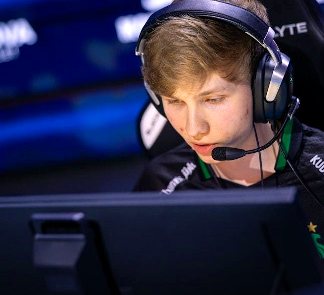m0NESY играет матч по CS2 на LAN-турнире.