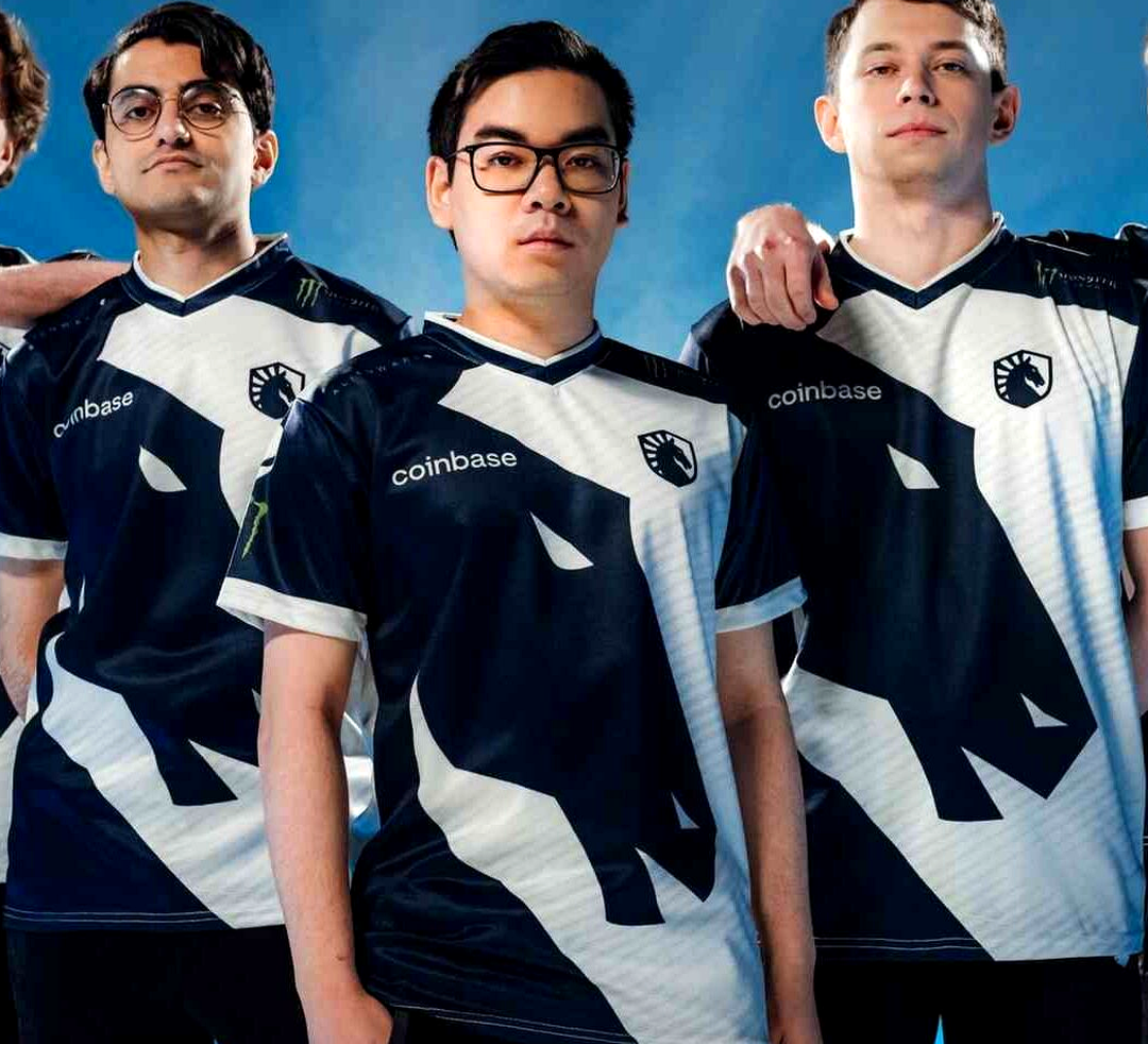 Состав Team Liquid играет матч на профессиональном турнире Dota 2.