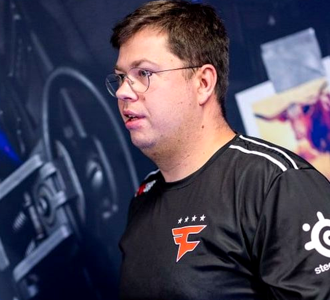 karrigan обсуждает тактику с командой на турнире Counter-Strike