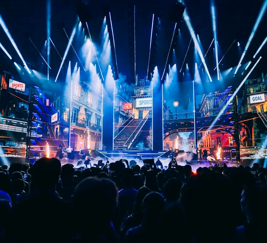 Сцена турнира EWC 2026 по Counter-Strike 2 перед следующим матчем Legacy