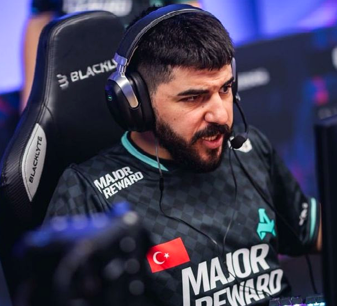MAJ3R на сцене турнира по CS2