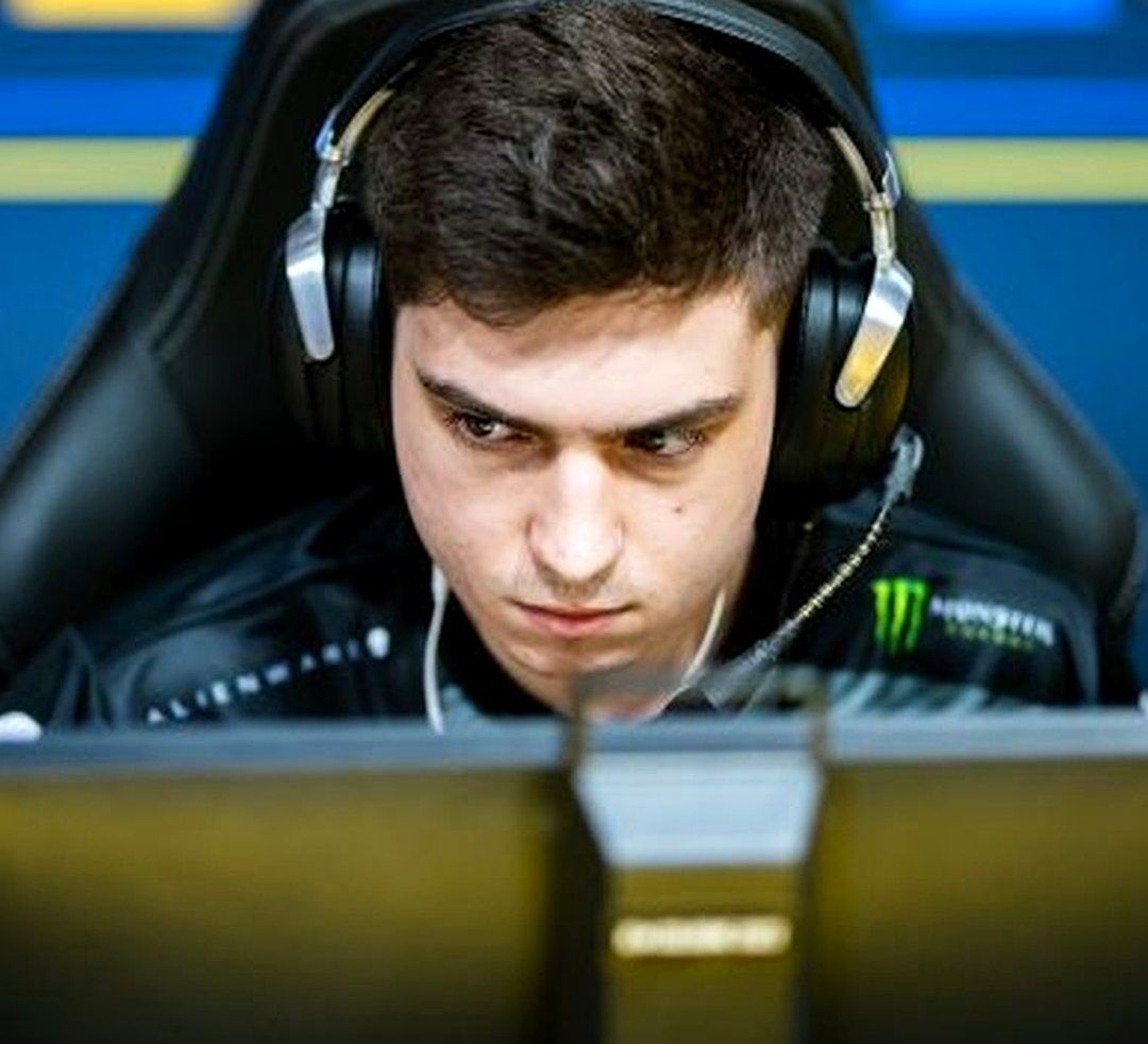 Ростер Luminosity обсуждает игру во время паузы на турнире CS2