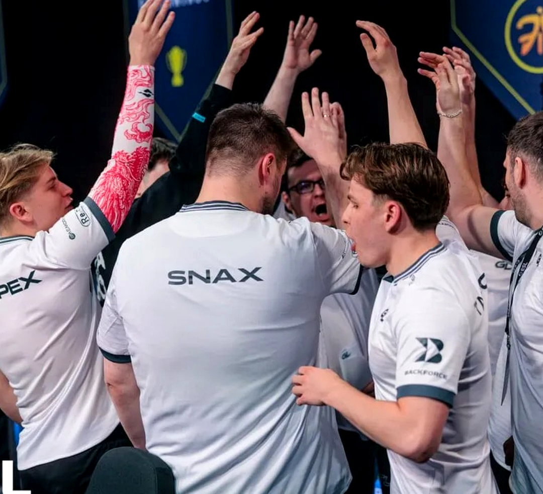 Ростер GamerLegion обсуждает игру во время матча EWC 2026