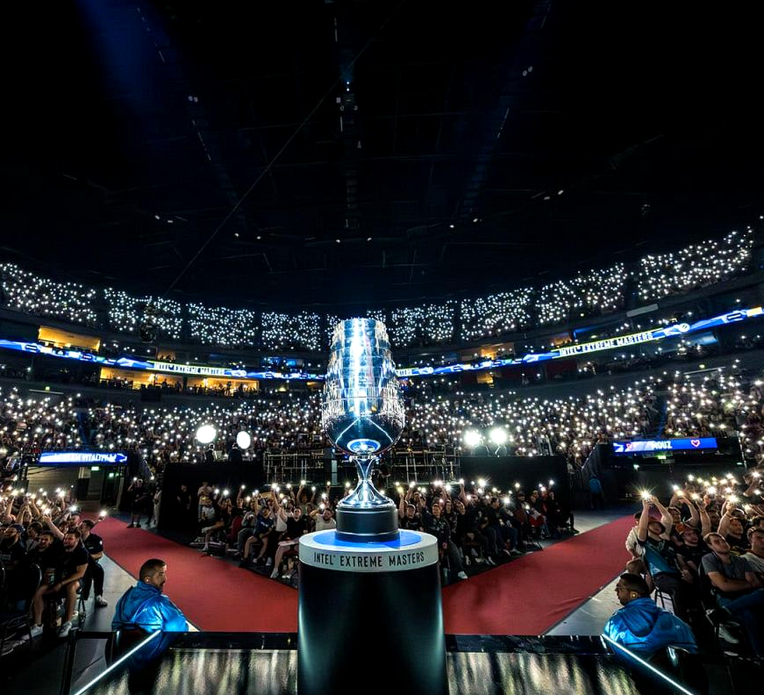 Трофей IEM Cologne Major 2026 после победы Falcons.