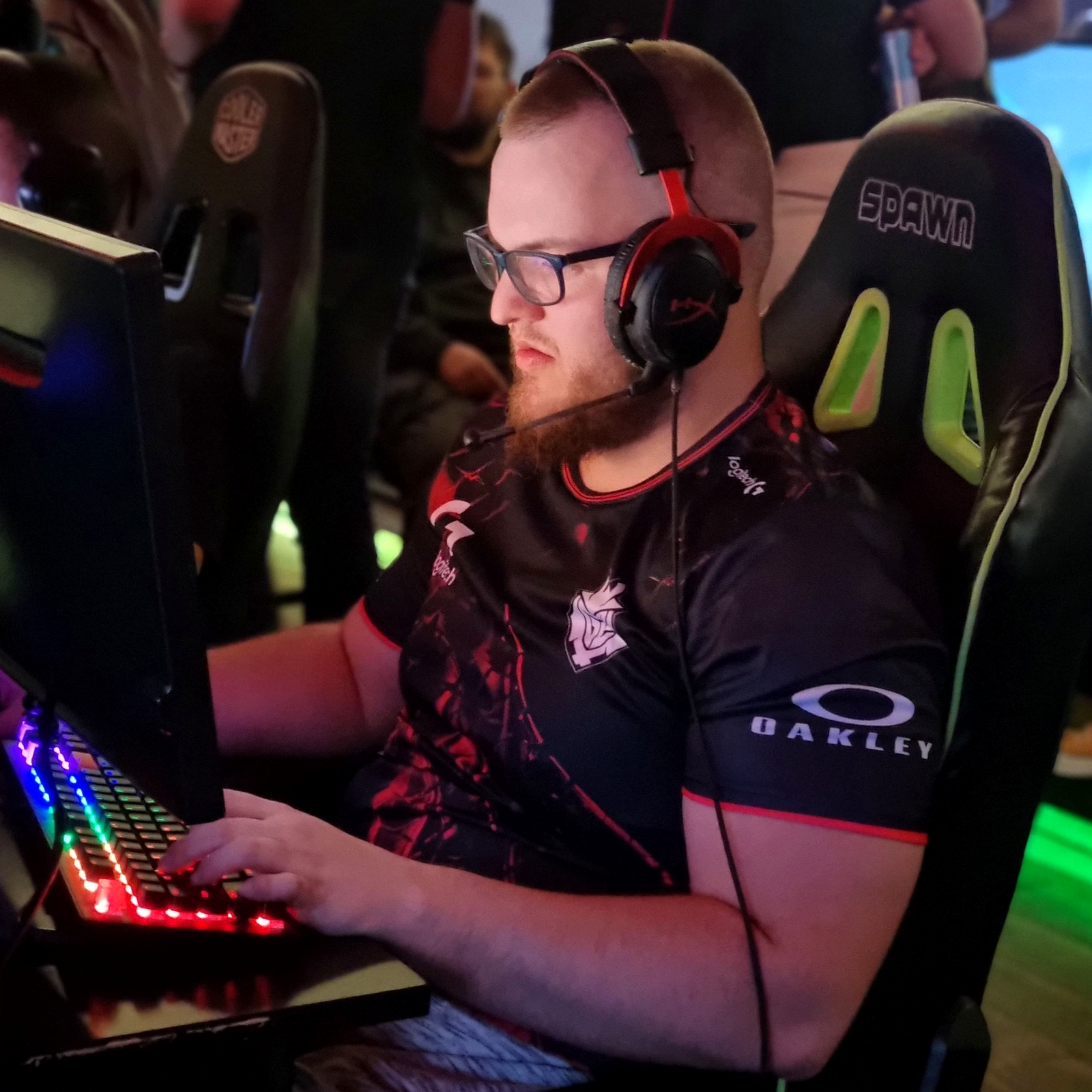 Игрок CS2 за соревновательной игрой на FACEIT