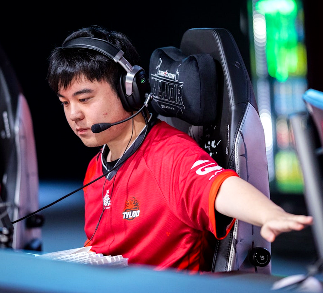 Игроки TYLOO во время матча против Lynn Vision на EWC 2026