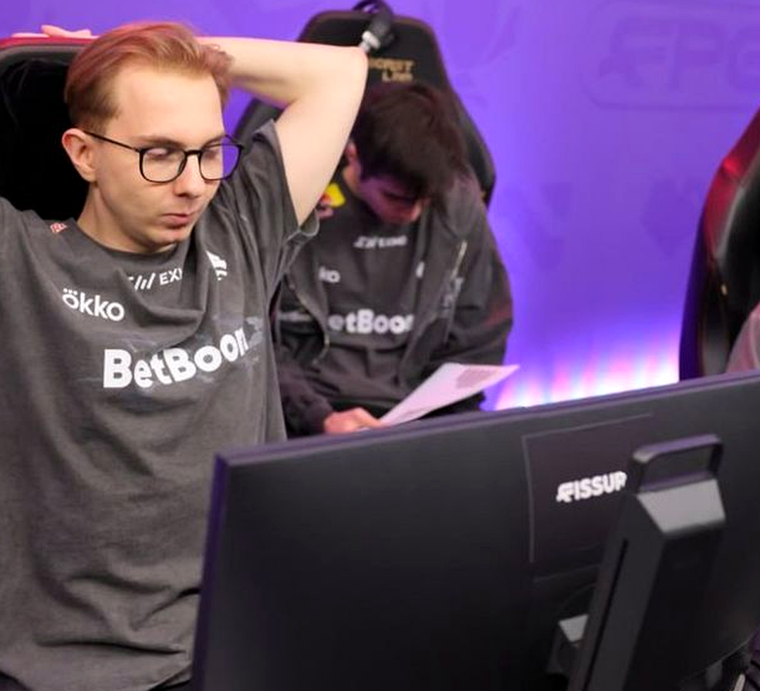 Игроки Team Spirit во время серии плей-офф по Dota 2