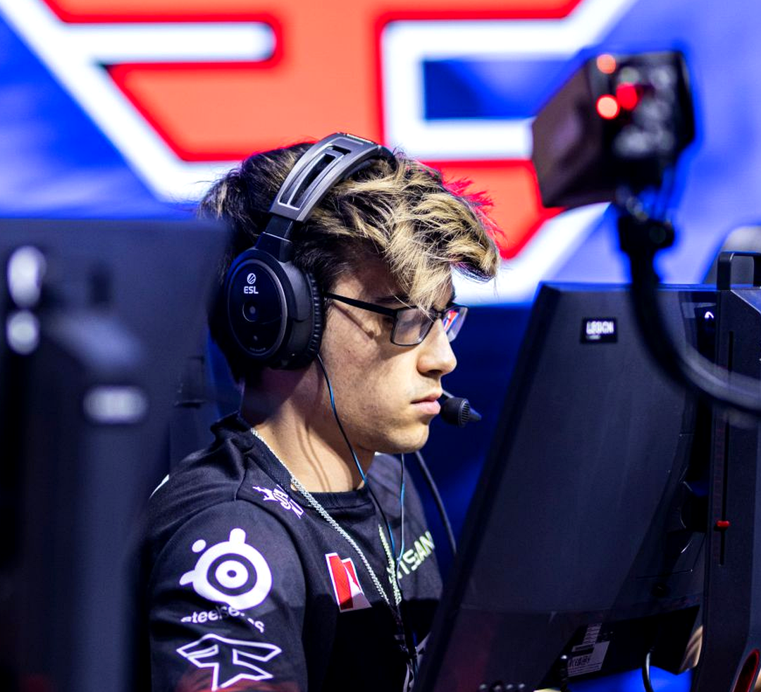 Игроки FaZe Clan во время подготовки к матчу CS2