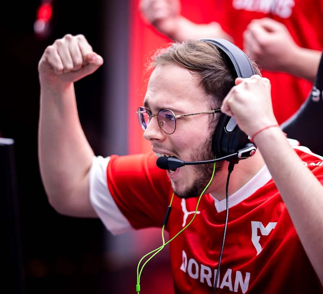 Игроки MOUZ во время тактической паузы в матче CS2.