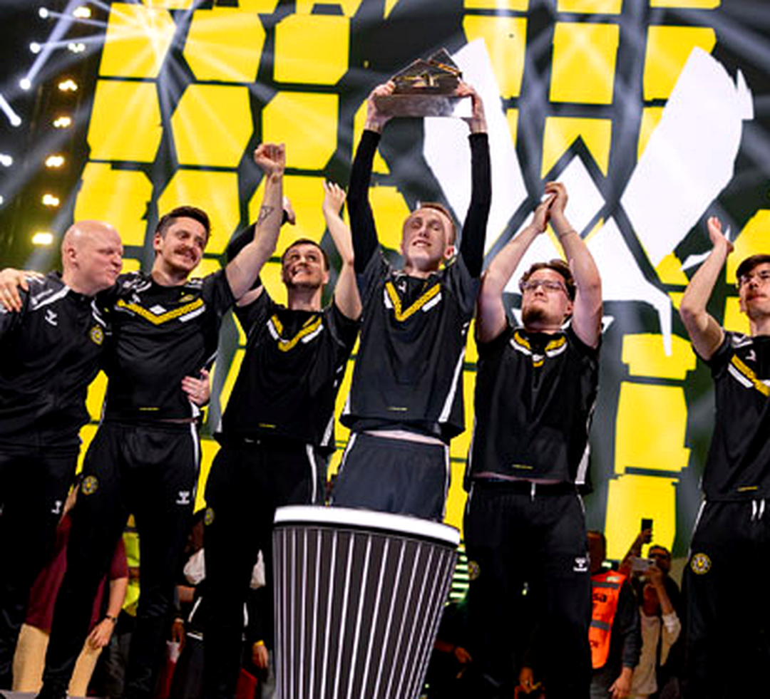 Состав Team Vitality на сцене турнира по CS2
