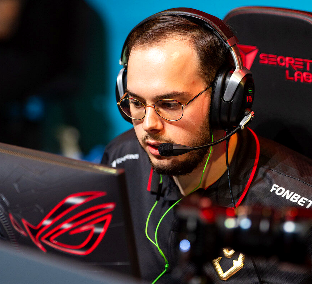 Игроки MOUZ обсуждают игру после матча по CS2.