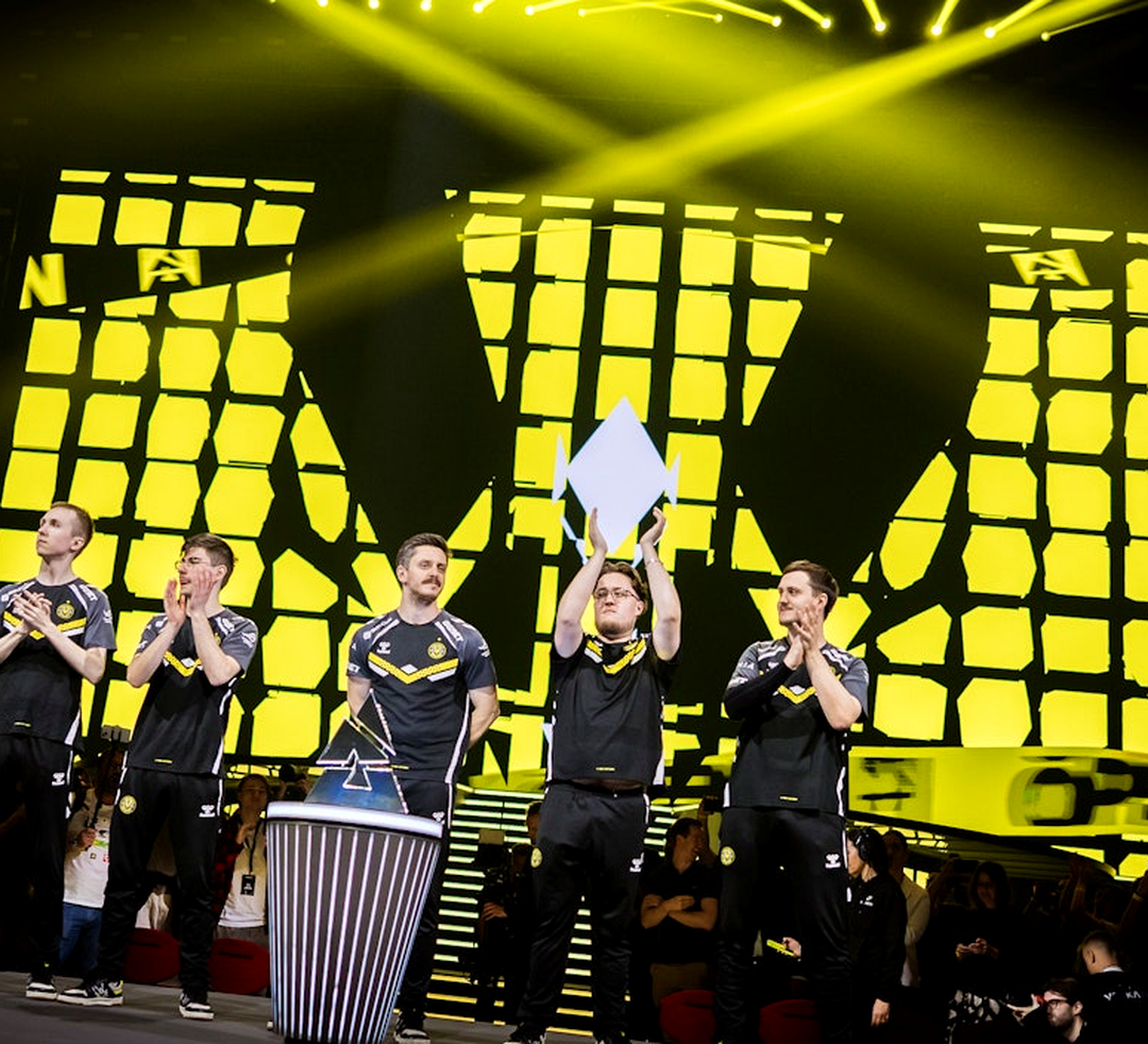 Игроки Vitality обсуждают тактику во время паузы на турнире по CS2