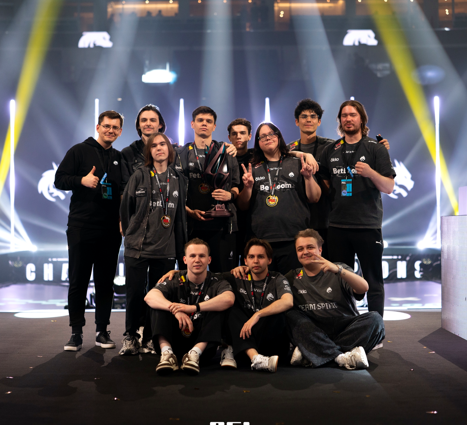Состав Team Spirit на сцене турнира по CS2