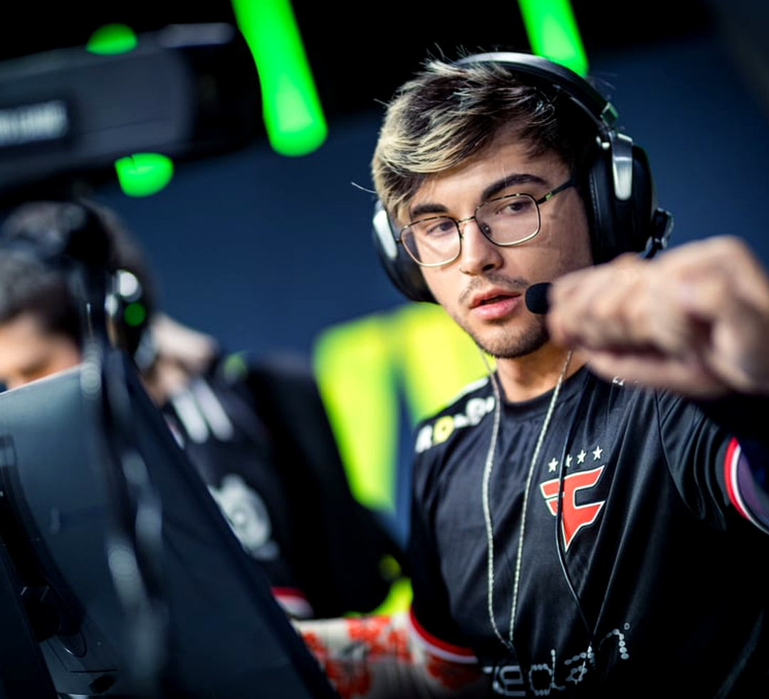 Игроки FaZe обсуждают подготовку перед матчем CS2