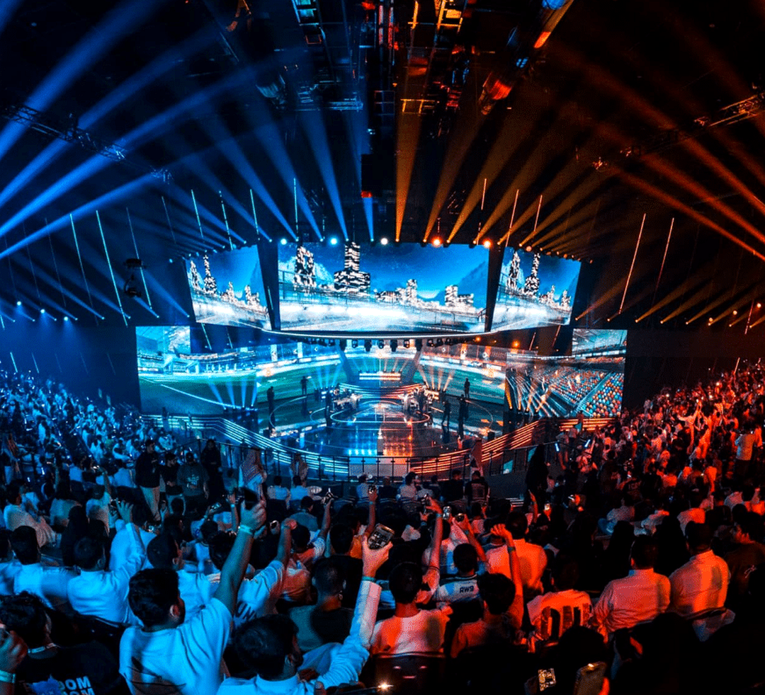 Арена международного турнира по Counter-Strike 2 перед матчами сборных