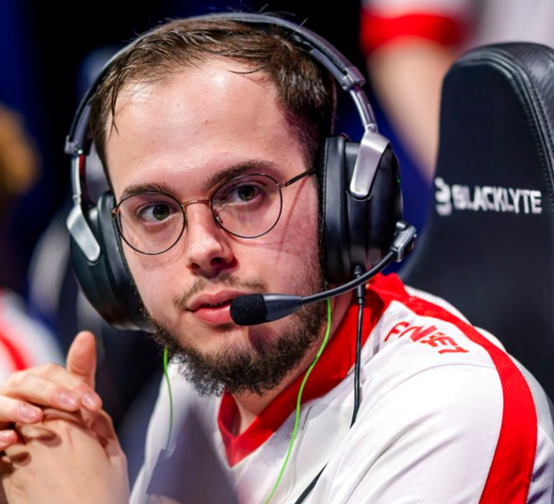 Игроки MOUZ выходят на сцену крупного турнира по CS2