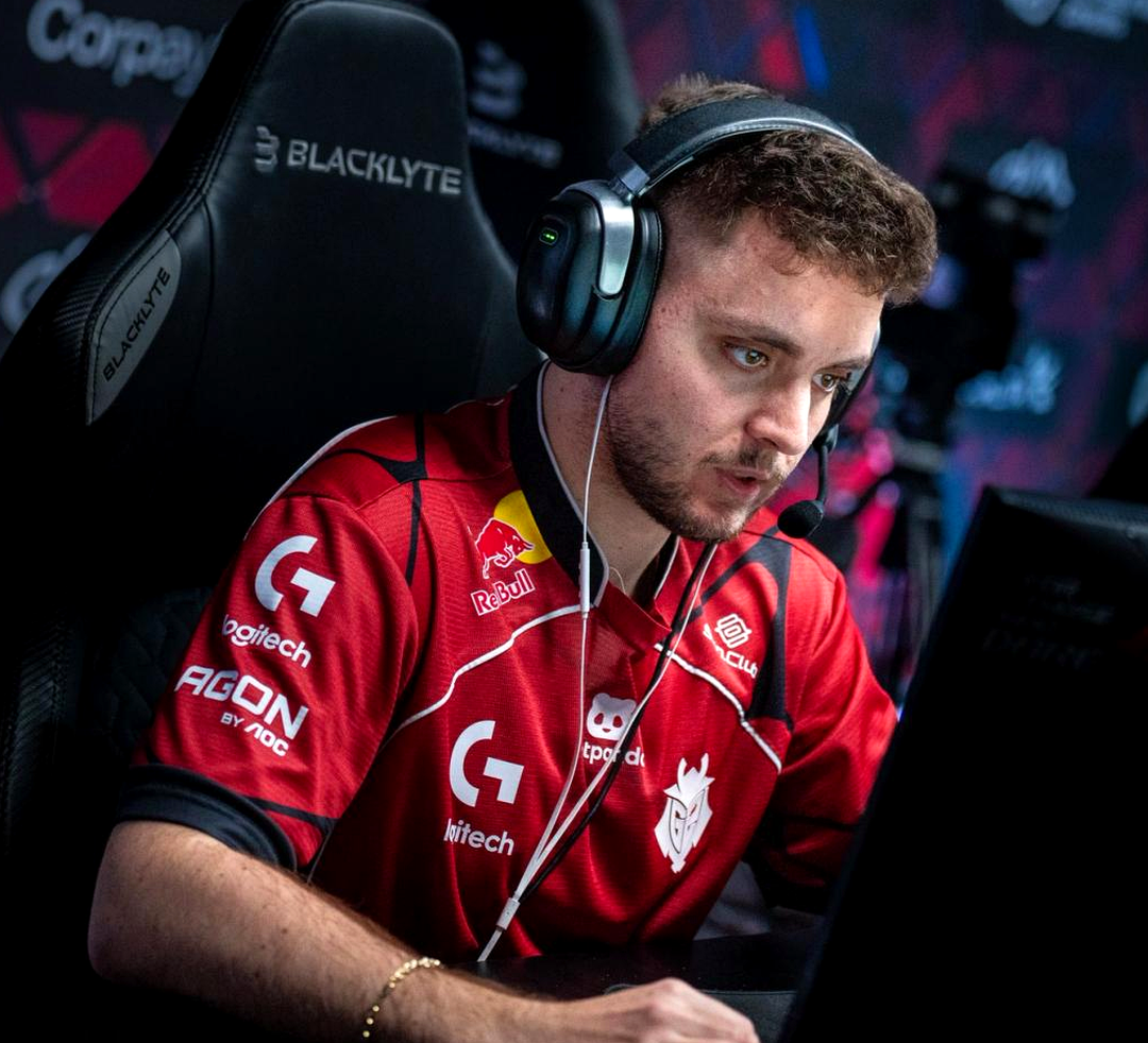 Состав G2 Esports выходит на сцену турнира по CS2