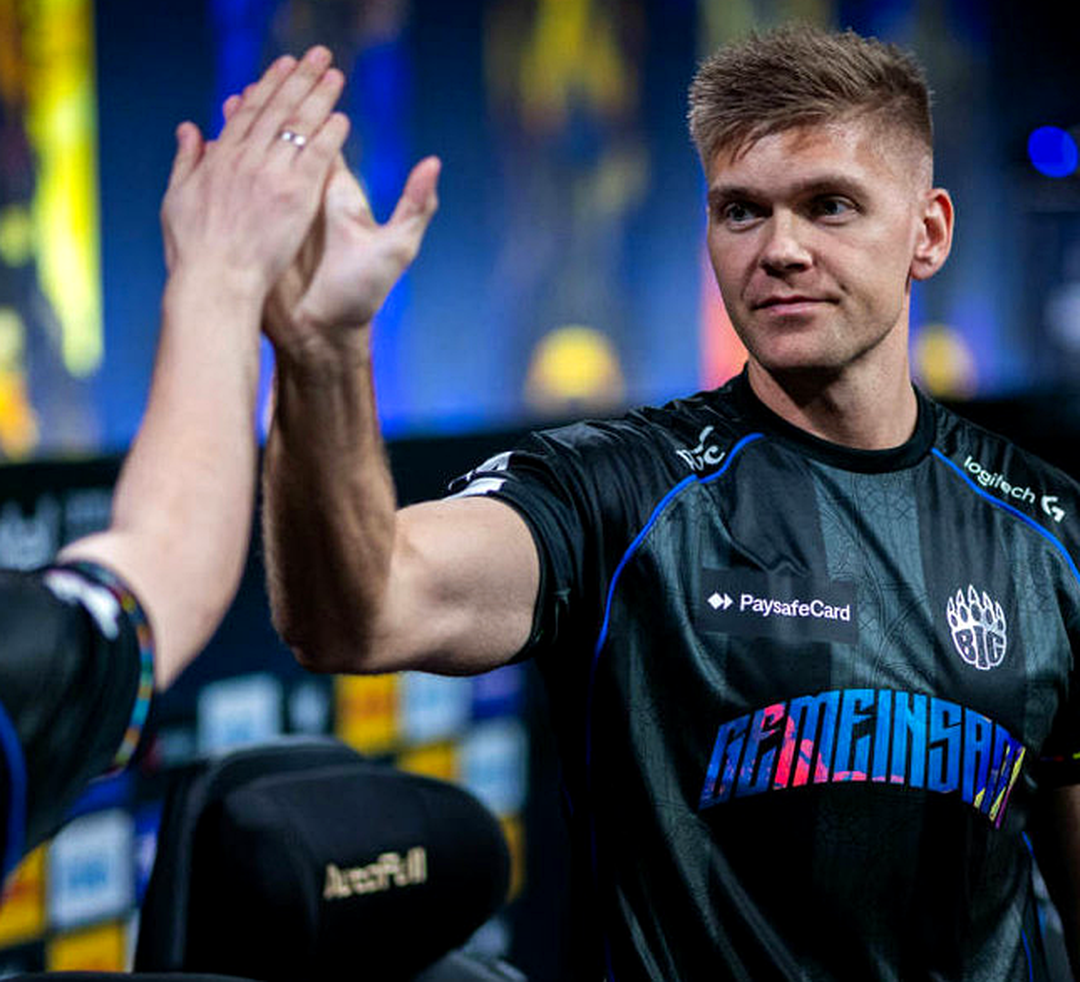 Игроки Astralis и BIG в напряжённом раунде CS2