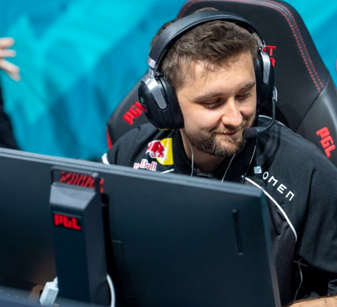 HooXi за игровым столом во время матча по CS2