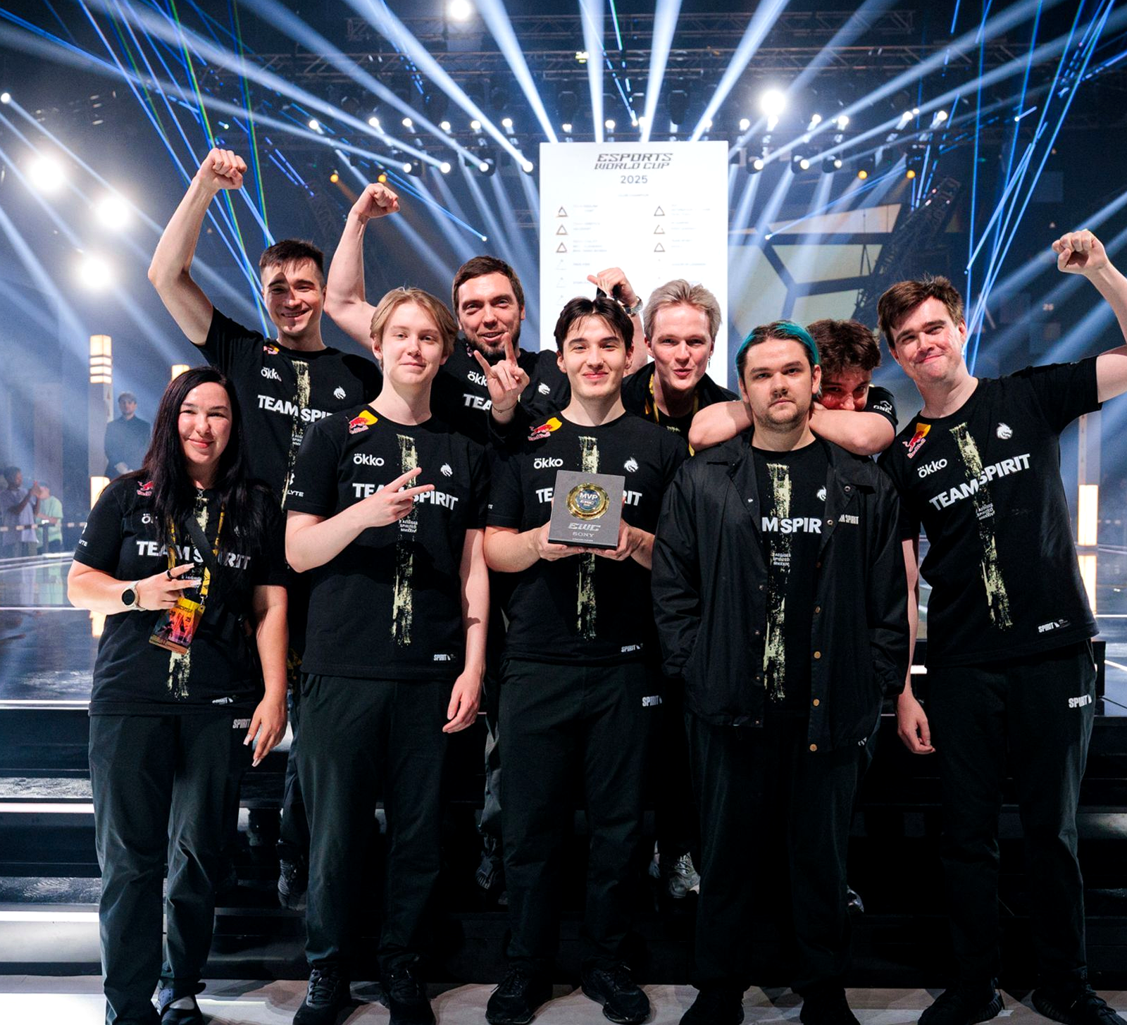 Игроки Team Spirit выходят на сцену EWC 2026
