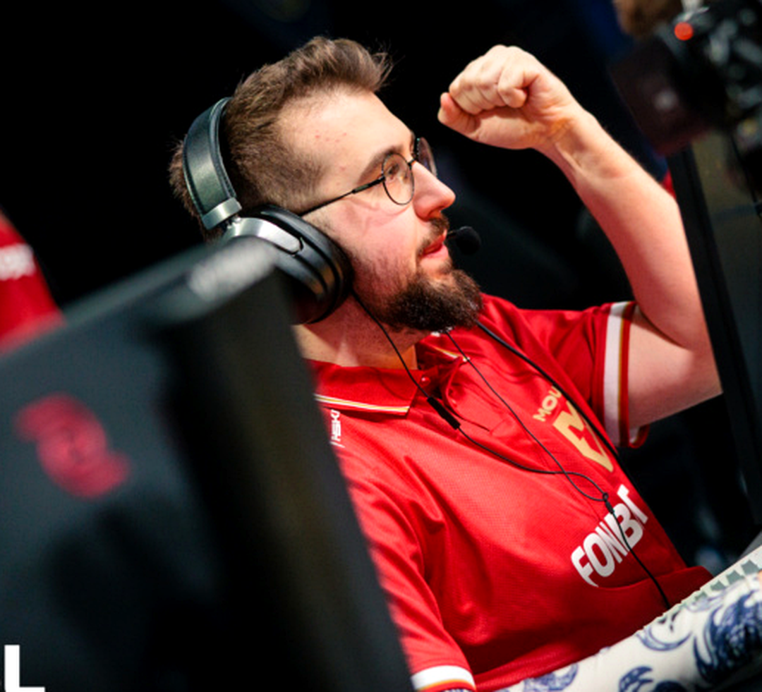 Игроки MOUZ во время напряжённой серии раундов в CS2