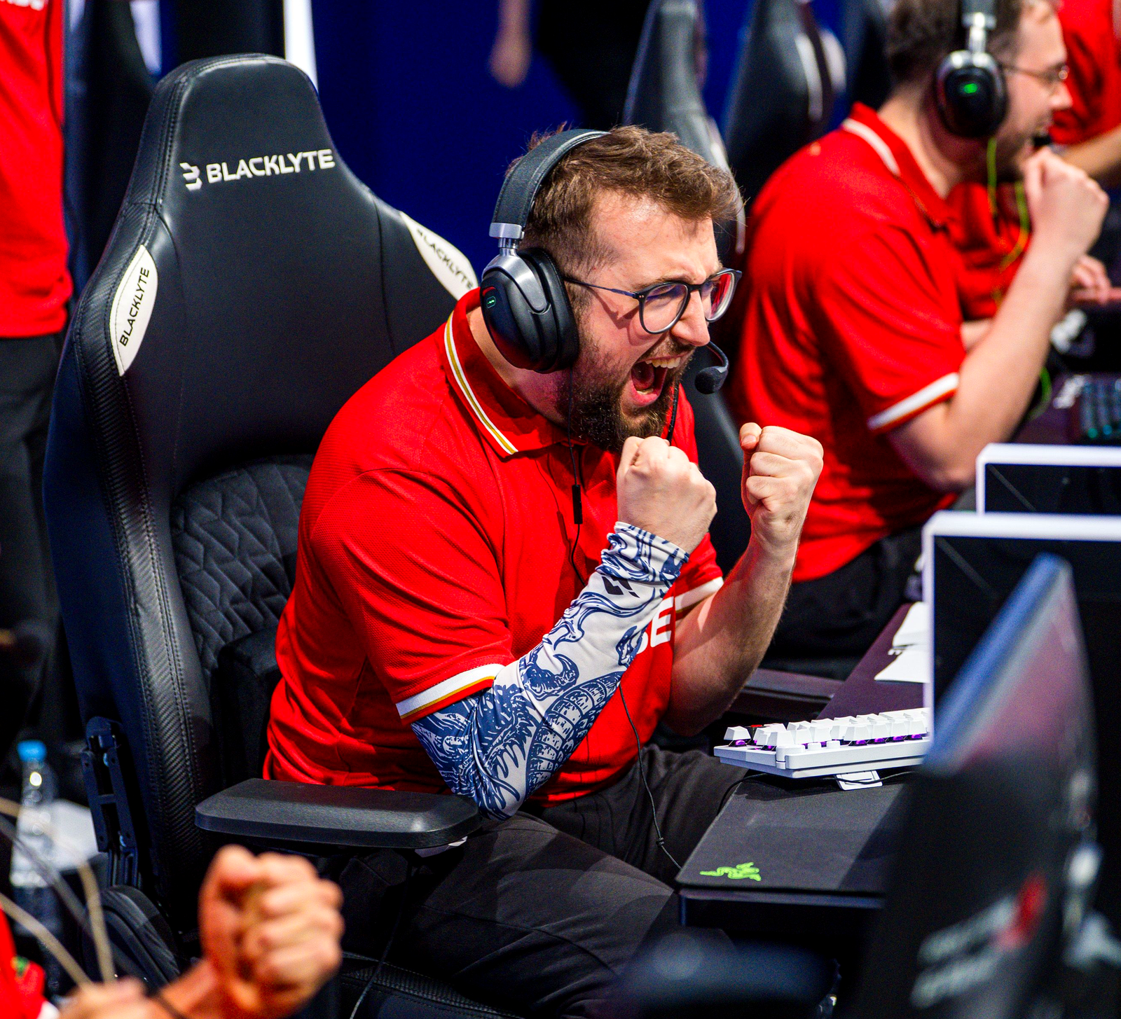 Игроки MOUZ на сцене турнира по CS2
