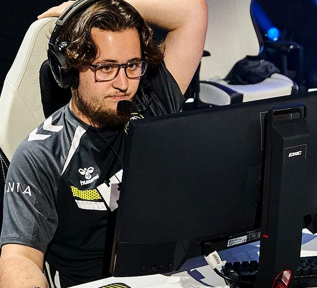 ZywOo во время матча по Counter-Strike 2 на арене