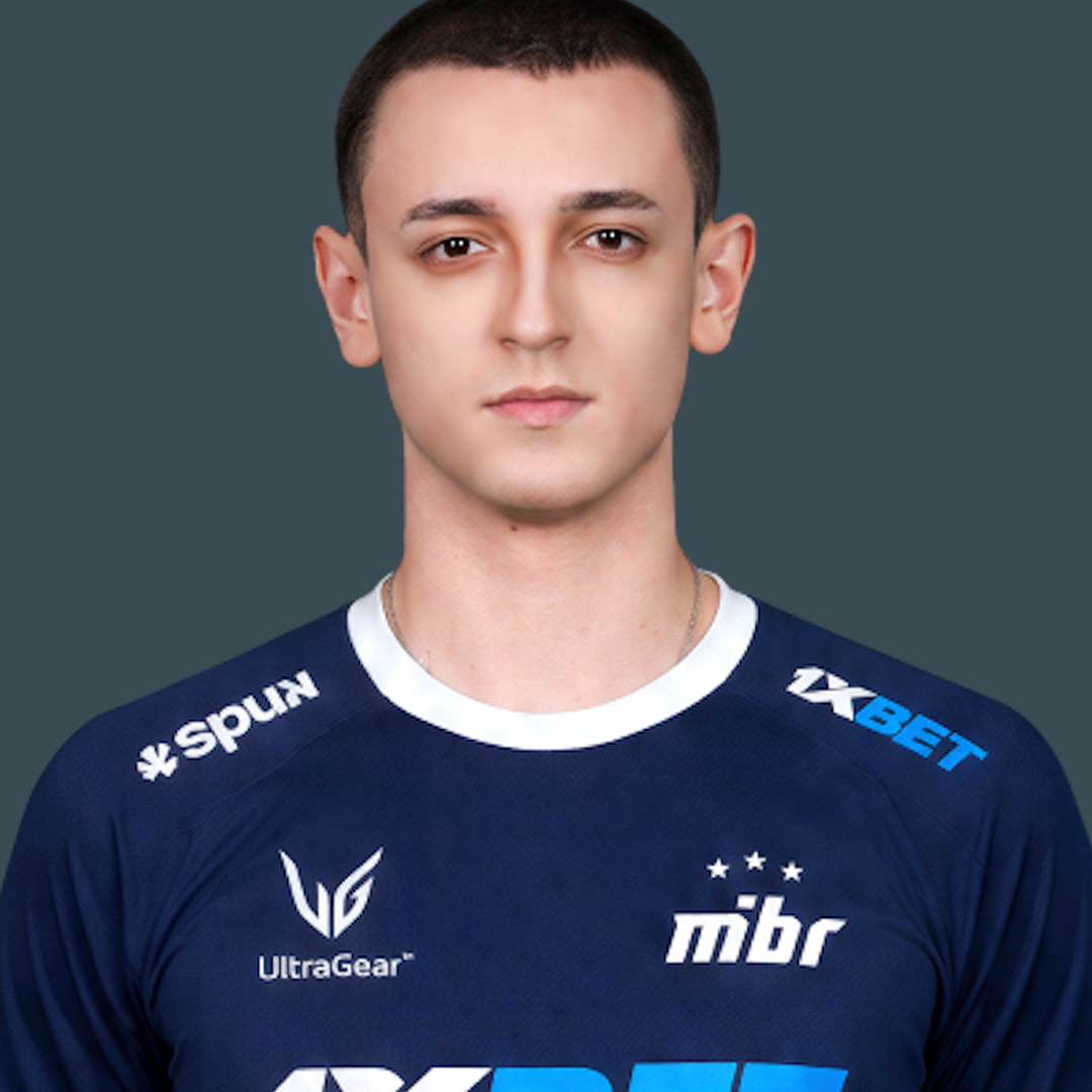 Игроки MIBR выходят на сцену перед матчем CS2.
