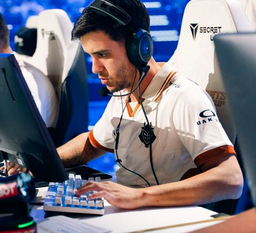 Игроки G2 выходят на сцену перед матчем CS2