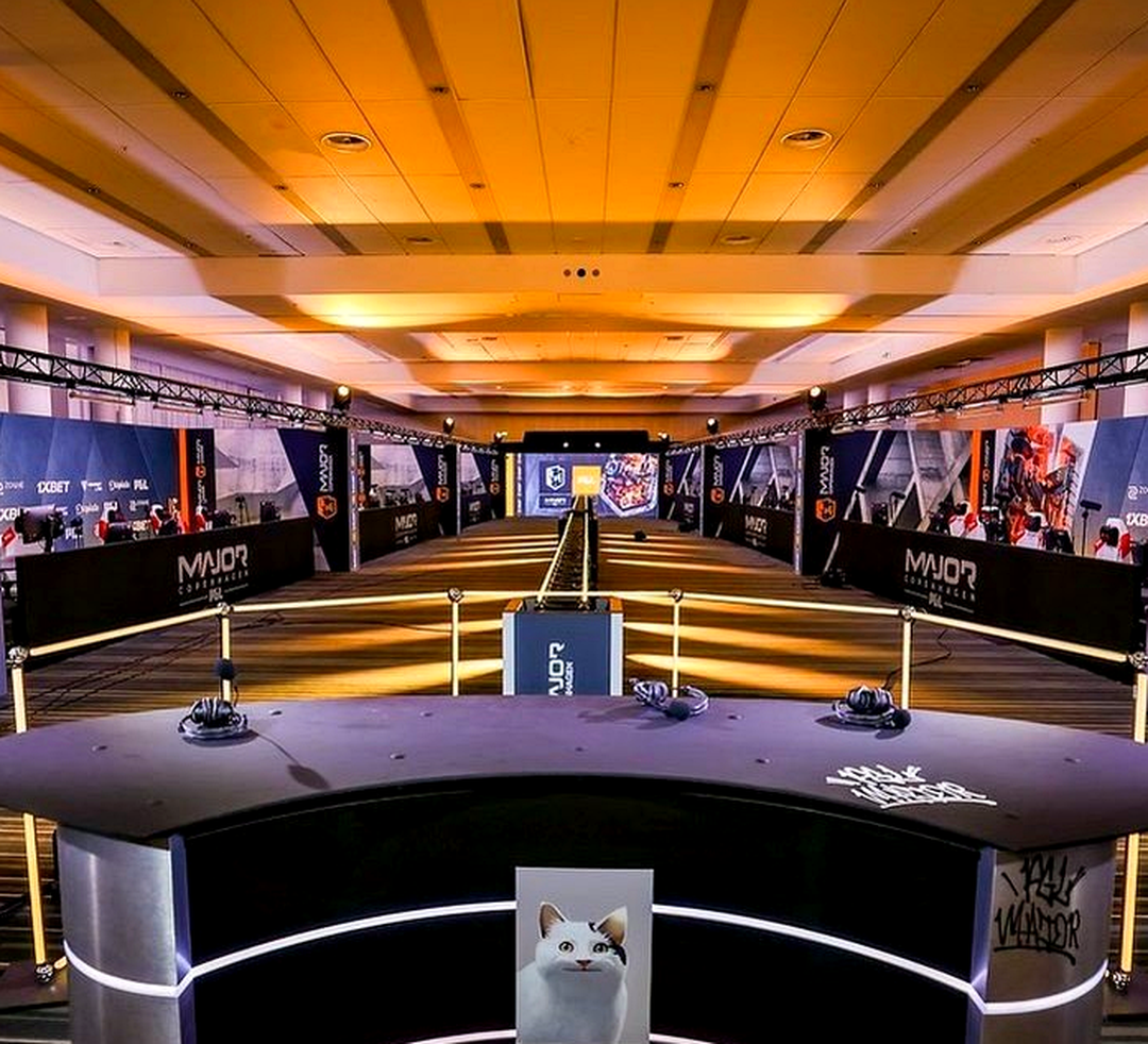 Пустая сцена турнира по Counter-Strike 2 во время перерыва