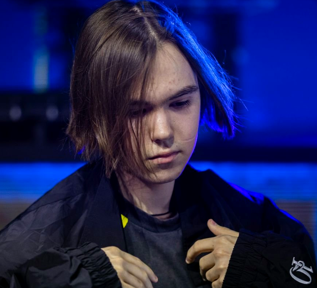 Данил donk Крышковец играет матч CS2 за Team Spirit