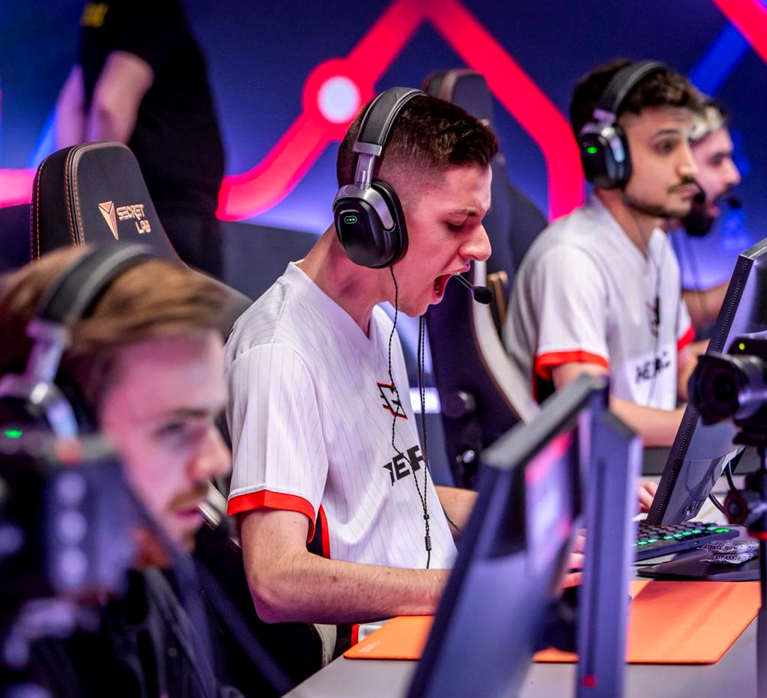 Игровой момент затяжного матча CS2 на платформе FACEIT