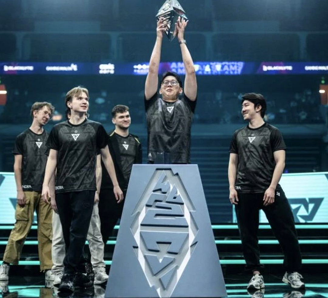 Трофей крупного турнира по Counter-Strike 2 на сцене арены