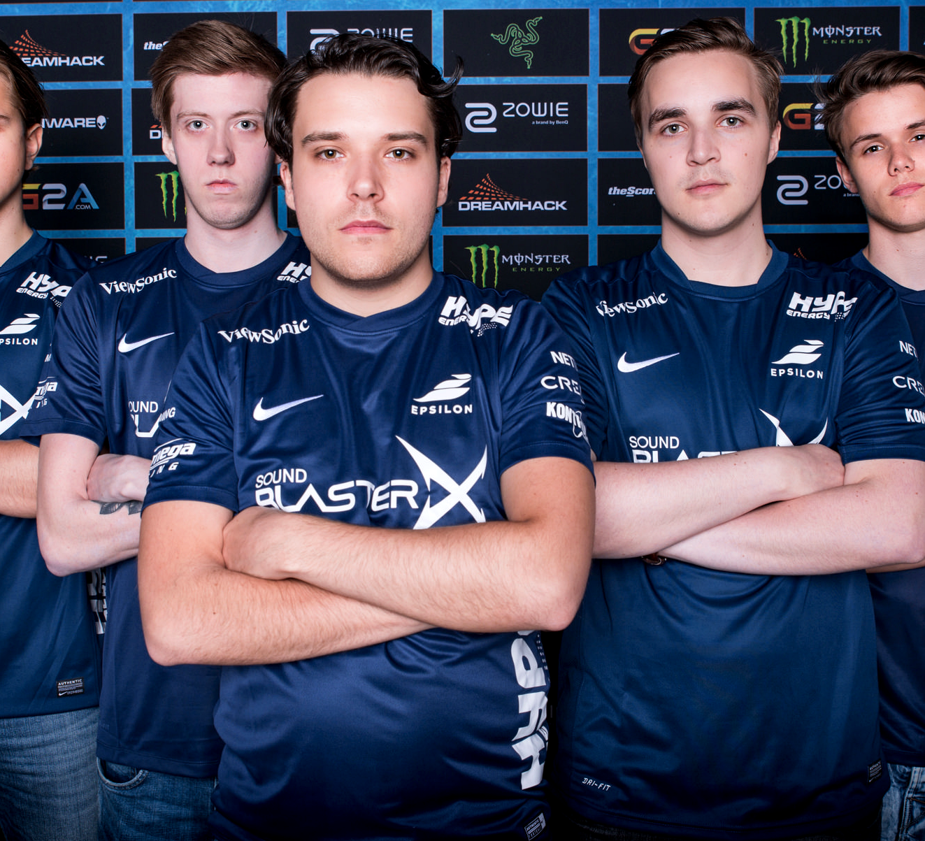 Архивное фото игроков Epsilon перед матчем Counter-Strike