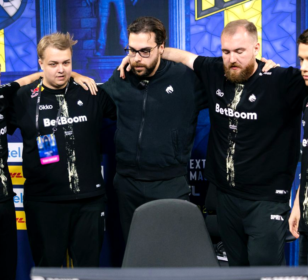 Сергей hally Шаваев обсуждает тактику с игроками Team Spirit во время паузы.