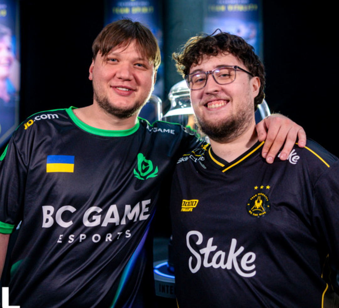 s1mple и ZywOo на сцене турнира по CS2