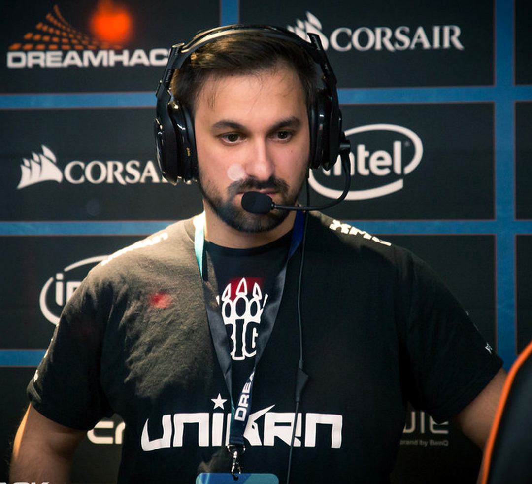 Тренер kakafu работает с игроками Luminosity во время матча