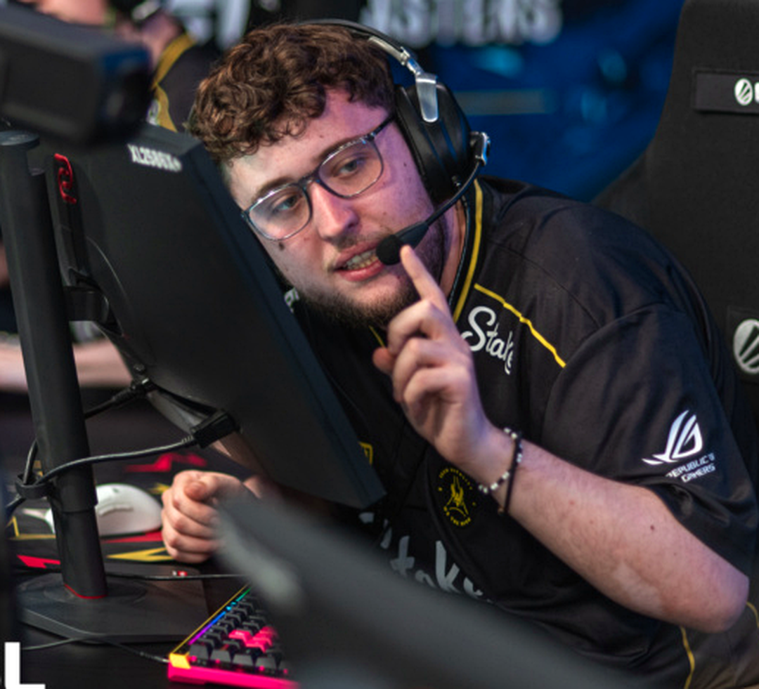 Игрок Vitality принимает решение во время раунда CS2