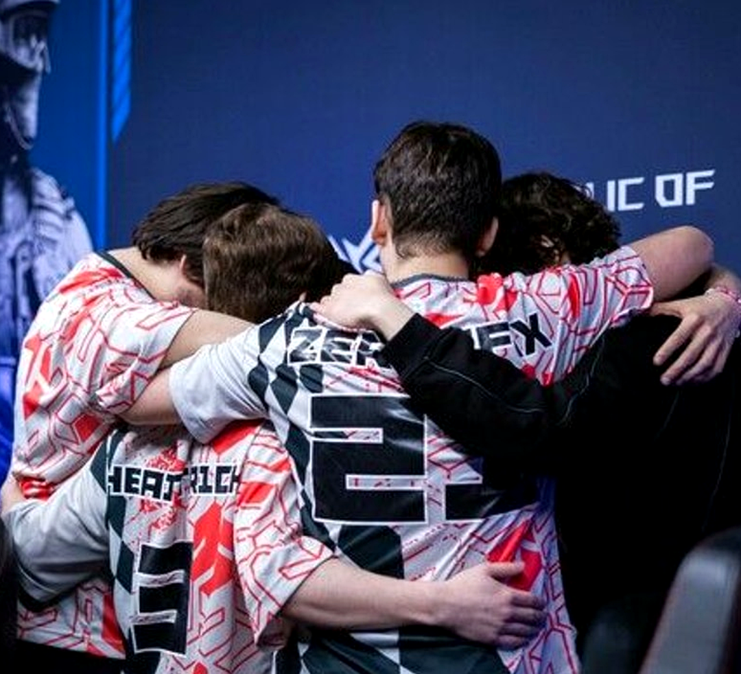 Игроки Inner Circle празднуют решающий раунд на Cache против Vitality