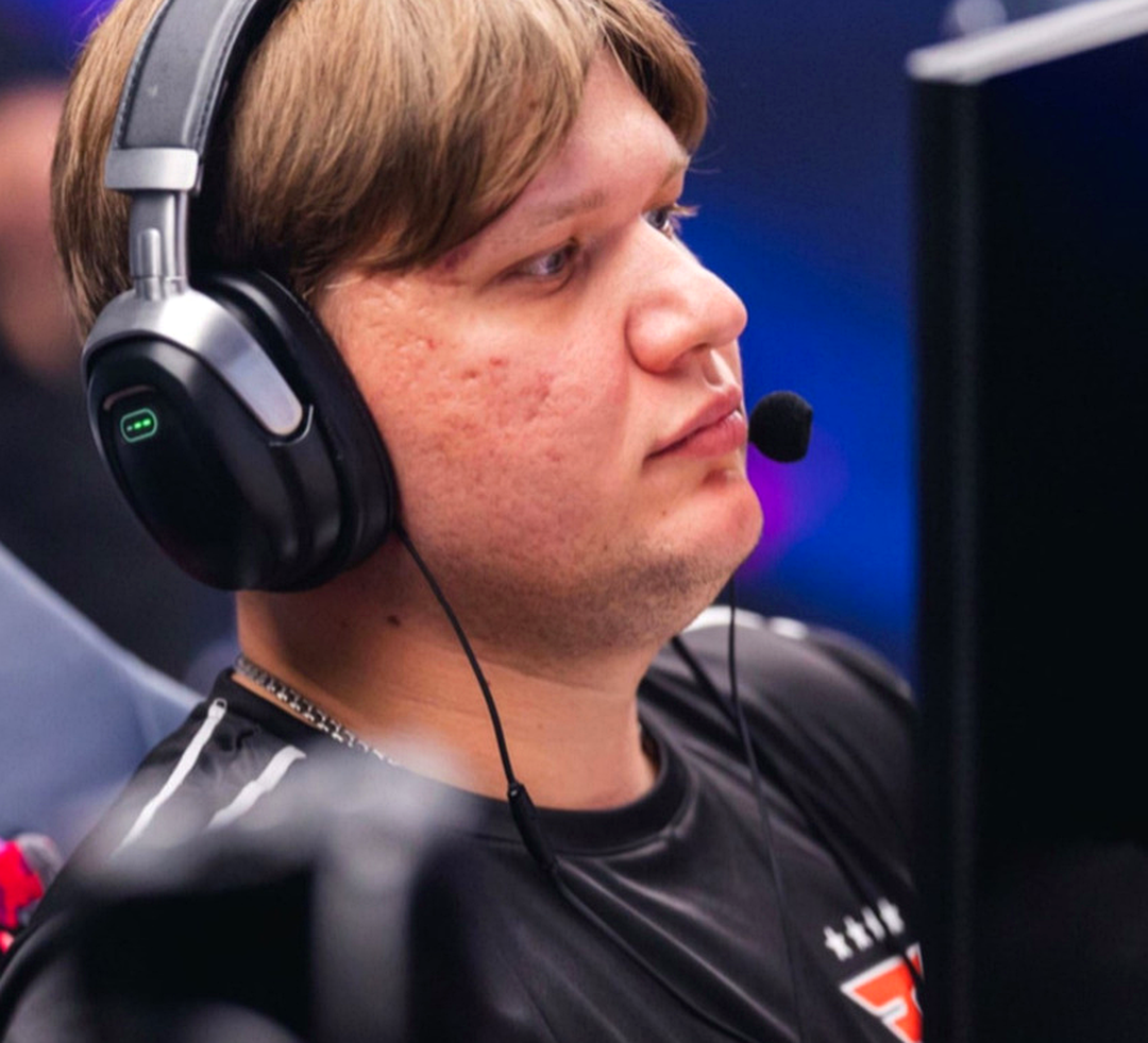 s1mple готовится к матчу CS2 за компьютером